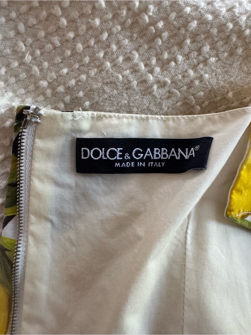 Dolce gabbana lemon print cotton dress 
Size 38 fits quite small! - Picture 17 of 17